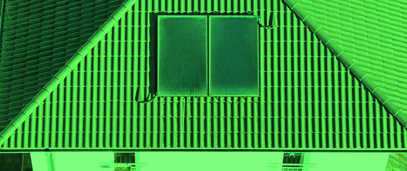 Ein geneigtes Hausdach mit dunklen Dachziegeln, auf dem zwei PVT-Module (Photovoltaik-Thermie-Module) installiert sind. Die Module sind rechteckig und leicht reflektierend. Unterhalb der Module sind einige Moosablagerungen sichtbar. Kabel verlaufen von den Modulen entlang des Dachs. pvt-module für heizsysteme , pvt-kollektoren für nachhaltige wärmeversorgung integration von pvt in gebäuden kombinierte energiegewinnung aus pvt pvt-kollektoren pvt-module einsatz von pvt zur heizungsunterstützung pvt-module zur warmwassererzeugung kosten von pvt-module pvt-kollektoren für gewerbliche warmwasserbereitung nutzung von solarenergie aus pvt pvt-module für eigenheim pvt-kollektoren für gewerbliche wärmeversorgung pvt-module für eigenheime zukunft von pvt-technologie wirtschaftlichkeit von pvt-modulen was kosten pvt-systeme für private haushalte? pvt-module in schwimmbädern industrieanwendungen von pvt-modulen steuerliche vorteile von pvt ökologischer nutzen von pvt-technologie pvt-module für große gewerbebauten wie funktioniert ein pvt-hybridmodul? pvt-module als nachhaltige investition pvt-module als investition pvt-module als schlüssel zur energiewende